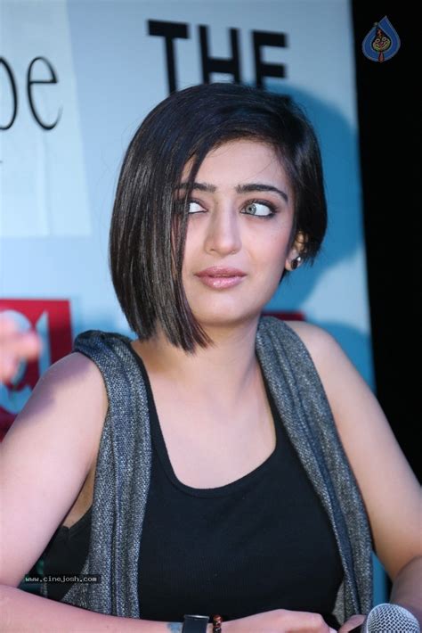 ¡El Concierto de Akshara Haasan en Madrid: Un Éxtasis Musical e Indio!